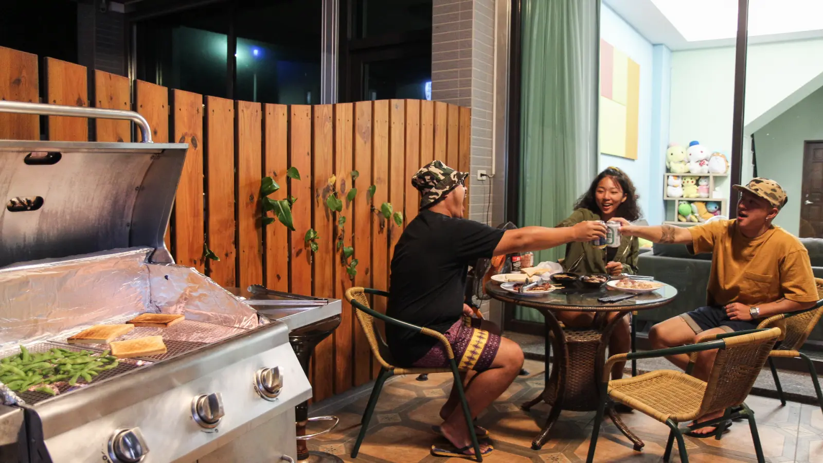 旅客在前庭烤肉區聚餐聊天