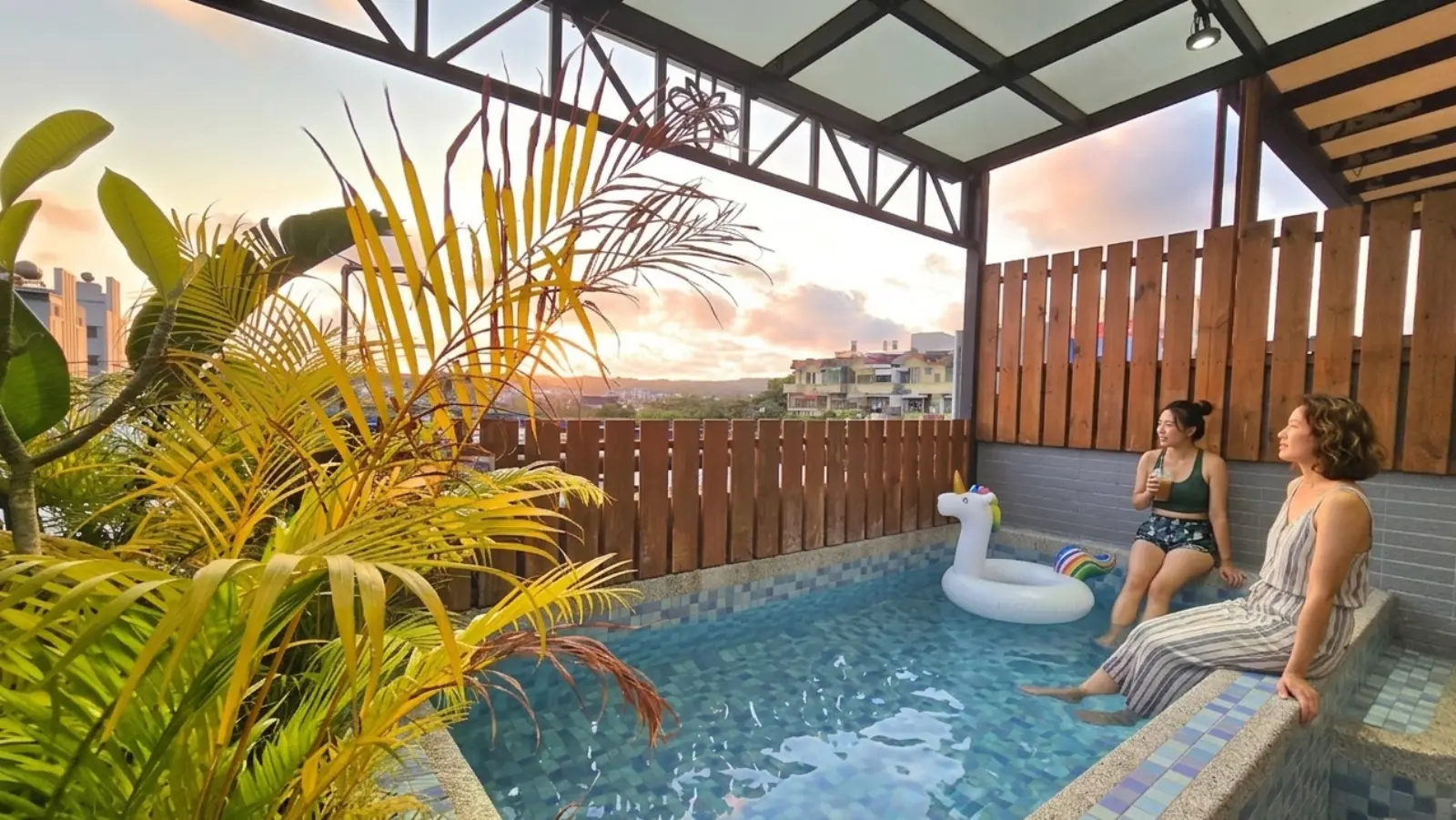 旅客在陽台戲水池休息看夕陽