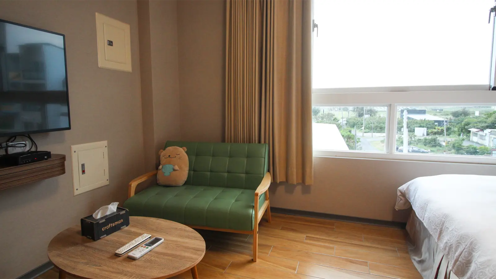 客房沙發區、電視與窗邊景觀